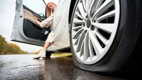 Ban Mobil Listrik Bocor? Begini Cara Aman Mengatasinya