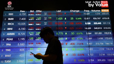 IHSG Terkoreksi Jelang Akhir Pekan, Saham EXCL hingga UNVR Kinclong