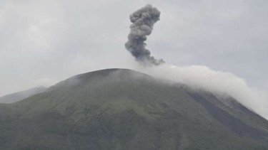Gunung Ile Lewotolok Meletus 341 Kali dalam Sehari