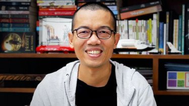 Penulis novel Negeri Para Bedebah, Tere Liye