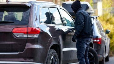 Aksi Nekat Curi Taksi Online, Wanita di Bekasi Kabur ke Atap dan Pamer Senyum ke Polisi Saat Ditangkap