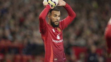 Skuad Manchester United Kompak Tolak Atribut Pelangi demi Lindungi Mazraoui, Premier League Akhirnya Luluh?