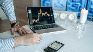 Investasi Emas vs Saham saat Krisis, Mana yang Lebih Cuan?