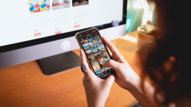 Ilustrasi Scrolling Social Media