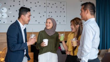 Takut Dikucilkan, Gen Z Rela Habiskan Gaji demi Ikut Budaya Jajan Kantor