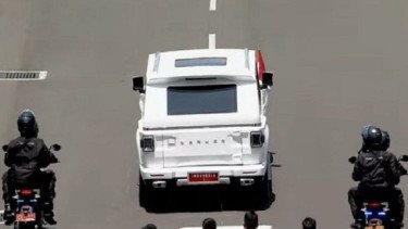 Viral! Mobil Presiden Prabowo Mendadak Berhenti dan Bagikan Amplop ke Pekerja Galian, Netizen: Berapa Tuh Isinya?