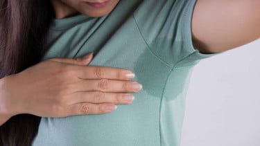 4 Tips Efektif Kurangi Keringat dan Bau Badan, Pakai Deodoran Aja Gak Cukup!