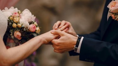 Viral Jasa Nikah Siri di TikTok, DPR Desak Kemenag dan Polisi Bertindak