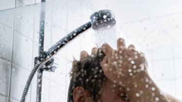 Dengar Suara Aneh Saat Mandi Sampai Bikin Merinding? Ternyata Ini Alasannya