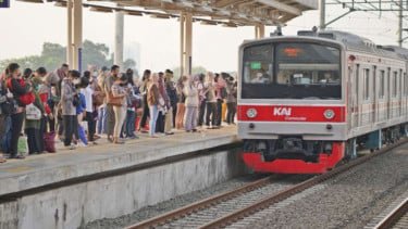 2 KRL Rangkasbitung Dilempar Batu Semalam, Kaca Pintu dan Jendela Pecah