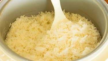 Sering Taruh Nasi Seperti Ini? Hati-Hati, Bisa Jadi Penyebab Keracunan Makanan
