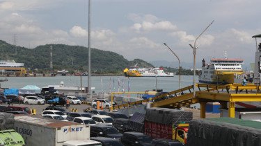 Lalu Lintas Lancar, Kendaraan Pemudik Mulai Padati Rest Area KM 43 Jakarta - Merak