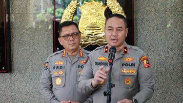 Karopenmas Divisi Humas Polri Brigjen Trunoyudo Wisnu Andiko (kanan)