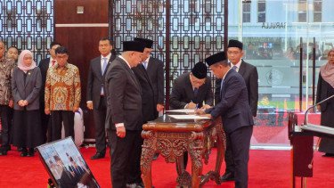 Menteri ESDM, Bahlil Lahadalia, saat melantik Achmad Muchtasyar sebagai Dirjen Migas dan para pejabat ESDM lainnya di Kementerian ESDM, Jakarta, Kamis, 16 Januari 2025