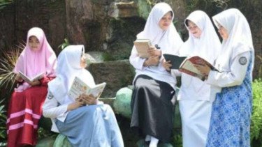 Tayangan Xpose Trans7 Diduga Lecehkan Pesantren, Apa Itu 'Ngalap Berkah Kiai' yang Sering Dilakukan Santri?