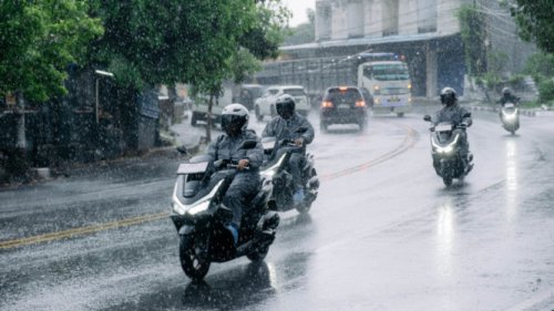Tekanan Angin Ban Motor Harus Dikurangi saat Hujan, Mitos atau Fakta?