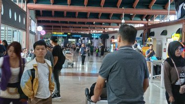 Pergerakan penumpang pada angkutan lebaran 2025 di Bandara Soetta, Tangerang