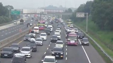 Arus Mudik Mulai Padat di Tol Jakarta-Cikampek, Contraflow Disiapkan dari Km 55