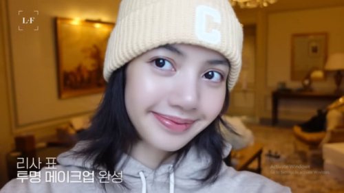 Bikin Khawatir, Lisa BLACKPINK Unggah Video Telinganya Berdarah Jelang Konser