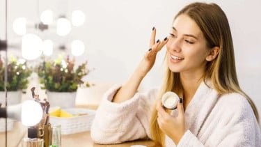 Hati-Hati Ini yang Terjadi Kalau Kamu Sering Sharing Skincare Bareng Teman