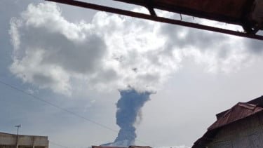 Gunung Marapi Mendadak Erupsi, Kolom Abu Membumbung 2.000 Meter dari Puncak