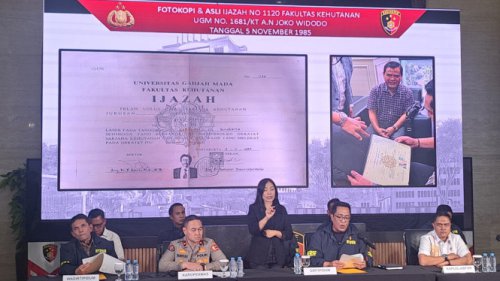 Roy Suryo 'Kuliti' Ijazah UGM Jokowi yang Ditampilkan Bareskrim: Tidak Identik dengan Sampel Pembanding