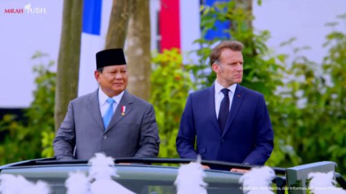 Momen Prabowo Ajak Macron Naik Maung Cek Pasukan di Akmil Magelang