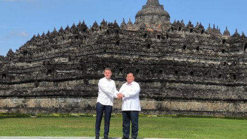Prabowo Temani Macron Keliling Candi Borobudur