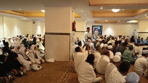 Jemaah haji dari berbagai negara usai Salat Isya di Masjidil Haram, Makkah, Ilustrasi suasana jemaah haji di Arab Saudi (dok: BP Haji), Wakil Kepala BP Haji Dahnil Anjar Simanjutak dan Para Jemaah Haji Lansia, Jemaah haji Aceh sedang mendengarkan ceramah di Tanah Suci, Jabal Uhud, Pasar Murah Kakiyah di Mekah Arab Saudi., Jemaah haji Indonesia jelang kepulangan ke Tanah Air., Calon jemaah haji Indonesia membaur dengan jemaah lain di Masjid Nabawi, Madinah, Top 7+ Tips Bermanfaat Bagi Jemaah Haji untuk Mengisi Waktu Jelang Kepulangan ke Tanah Air