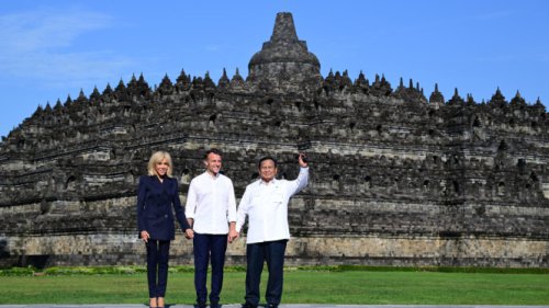 Fadli Zon: Macron Berhasil Sentuh Patung Budha di Borobudur