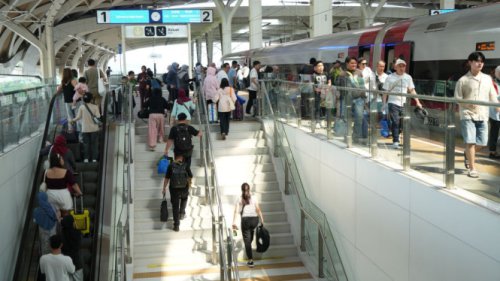 Top 70+ Ribu Lebih Tiket Whoosh Terjual, 188 Tenant Ramaikan Stasiun di Libur Panjang