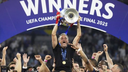 Luis Enrique dan Momen Haru Usai PSG Juara: Kaos Tribute untuk Mendiang Xana