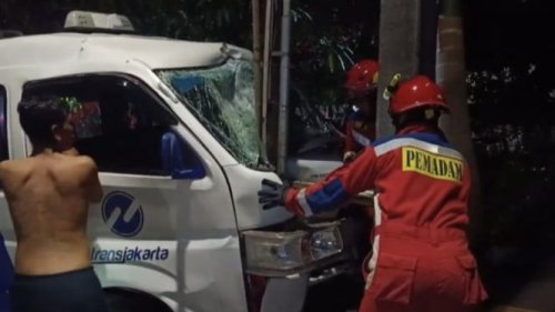 Diduga Mengantuk usai Pemakaman Ibunda, Sopir Jaklingko Tabrak Tiang Listrik di Sunter