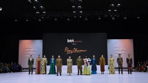 Oscar Lawalata-Poppy Dharsono, 7 Desainer Lintas Generasi Tampilkan Koleksi Elegan Nan Dramatis di IFW 2025