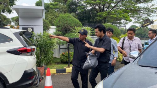 Penampakan Vadel Bajideh Pakai Baju Serba Hitam di Kejari Jaksel