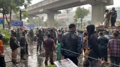 Diguyur Hujan Deras, Mahasiswa Papua Dobrak Gerbang Kementerian HAM Desak Bertemu Natalius Pigai