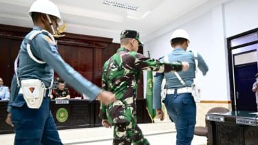 Oknum Prajurit TNI AL Kelas Satu Jumran (tengah).