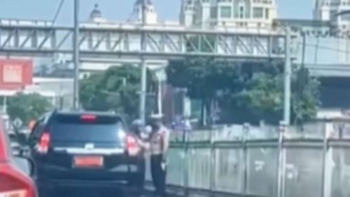 Viral Mobil Berpelat Merah Masuk Jalur Transjakarta, Polisi Malah Beri Hormat