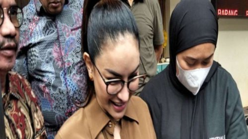 Momen Nikita Mirzani Diserahkan ke Kejaksaan, Tebar Senyum dan Tangan Tak Diborgol