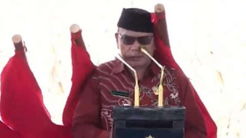 Detik-detik Pembaca Doa Tertimpa Bendera Merah Putih, Langsung Disalami Prabowo