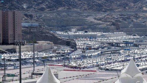 Tenda berjajar di kawasan Mina di Mekkah, Arab Saudi, Kota Tenda Putih, Tenda jemaah haji di kawasan Mina, Arab Saudi , Teknologi dan Manajemen Logistik Modern, Mina, Kota Tenda yang Menakjubkan di Mekkah: Tempat Bermalam Jemaah Haji di Hari Tasyrik