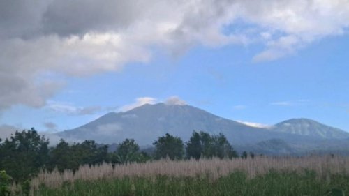 Gunung Raung Jember Erupsi Lagi dengan Letusan 400 Meter di Atas Puncak