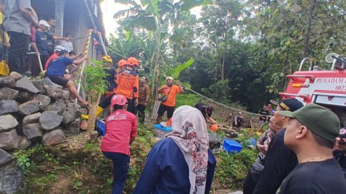 Detik-detik Tim SAR Berhasil Angkat Bocah 6 Tahun yang Jatuh ke Sumur Tua Sedalam 25 Meter