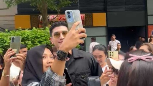 Heboh! Detik-detik Verrell Bramasta Dikerumuni hingga Disosor Fans saat Liburan di Singapura