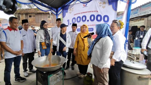 Perindo Bikin Idul Adha Meriah di Jaksel, Ketum Angela Tanoesoedibjo Masak Soto Betawi Dengan Warga