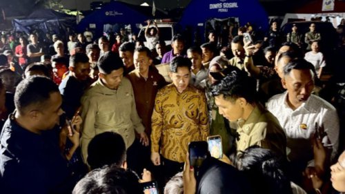 Malam-malam, Gibran Cek Kondisi Korban Kebakaran Kapuk Muara
