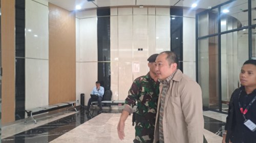 Datangi Kejagung, Bos Sritex Iwan Kurniawan Bawa Koper saat Diperiksa