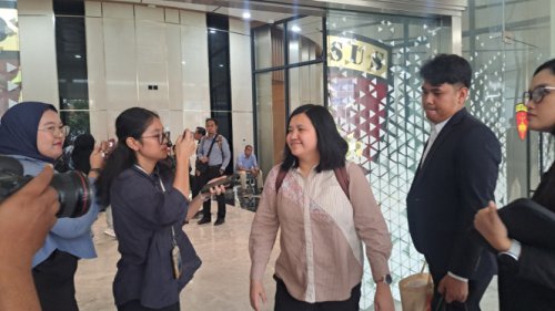 Stafsus Eks Menteri Nadiem Makarim Hanya Lempar Senyuman saat Tiba di Kejagung