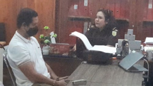 Segera Diadili, Eks Kapolres Ngada AKBP Fajar Tertunduk Lesu saat Dilimpahkan ke Kejaksaan