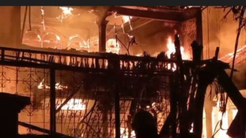 Diduga Dipicu Kabel Semrawut, Rumah dan 3 Kios di Kramatjati Jaktim Ludes Terbakar